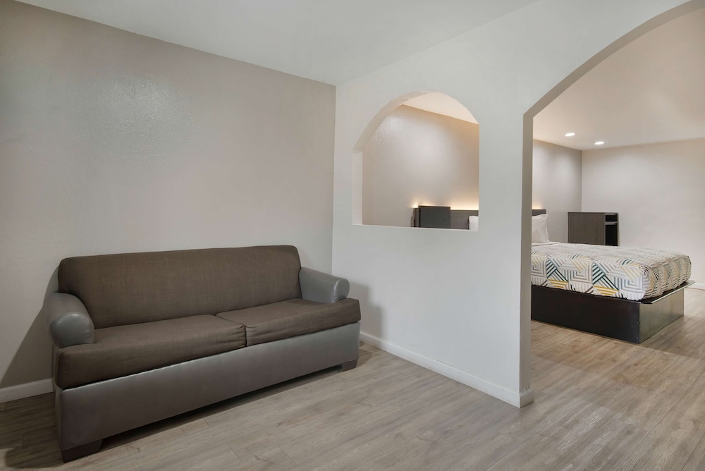 Deluxe Suite, 1 King Bed, Non Smoking, Refrigerator & Microwave