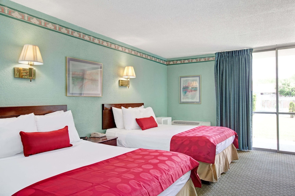 Room, 2 Queen Beds, Non Smoking photo 1