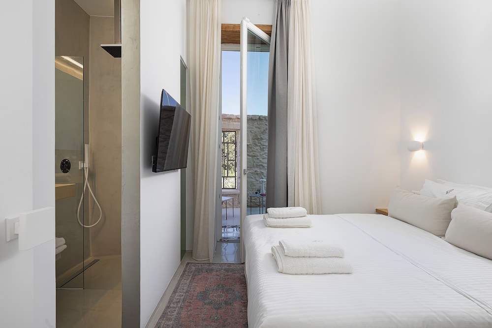Standard Double Room, 1 Queen Bed, Balcony, Courtyard View Hub 01