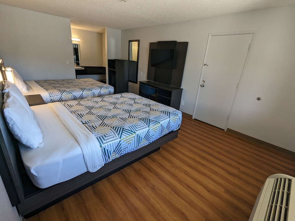 Standard Room, 2 Double Beds, Smoking photo 3