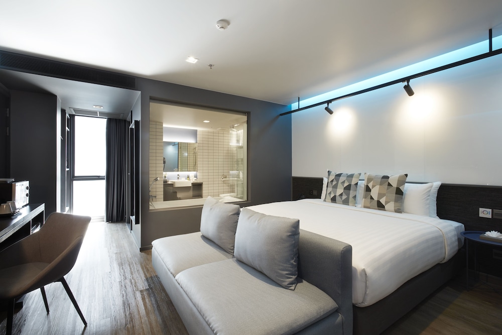 Deluxe Room with Bathtub (2 Adults + 1 Child) photo 1