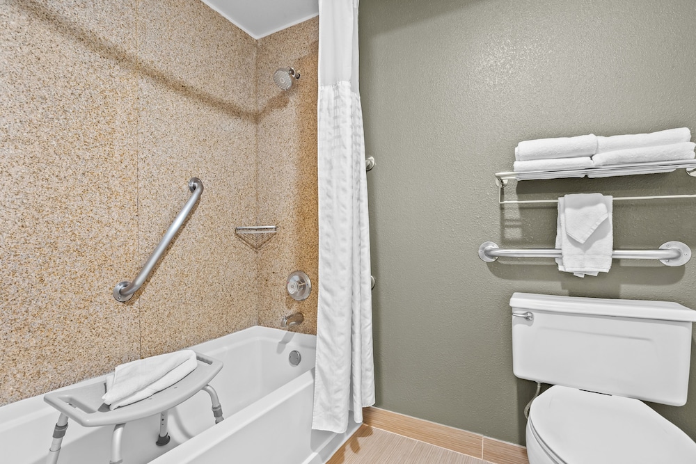 Room, 1 King Bed, Accessible, Bathtub (Mobility) photo 3