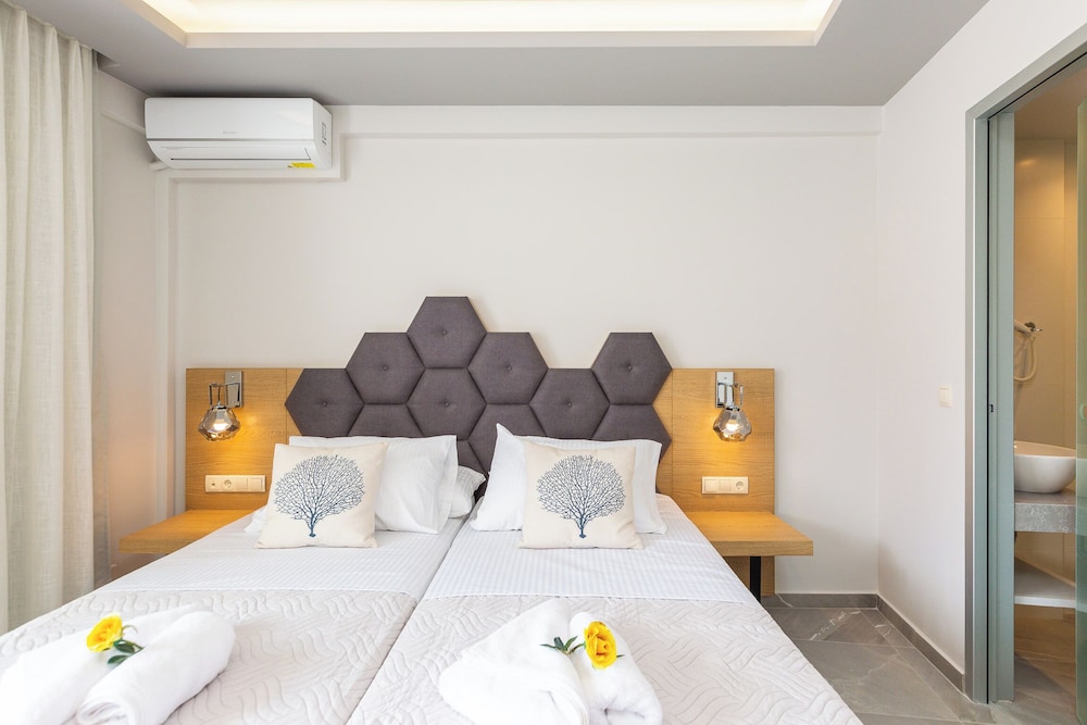 Deluxe Studio with Side Sea View 2\-3 Pax photo 2