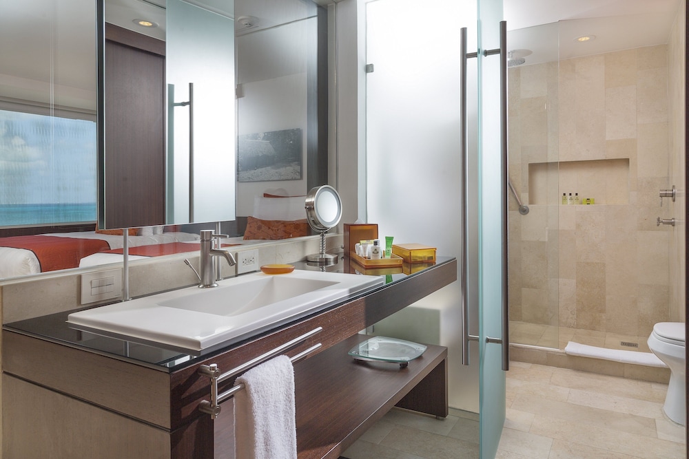 Room, 2 Queen Beds, Club Lounge Access, Lagoon View thumbnail 5