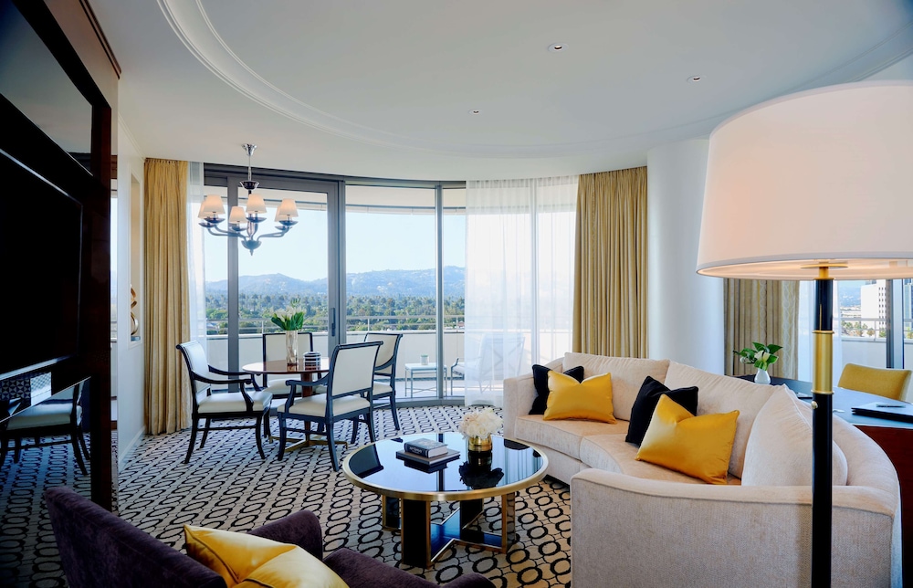 Suite, 1 King Bed, Accessible (Beverly Hills, Hearing)