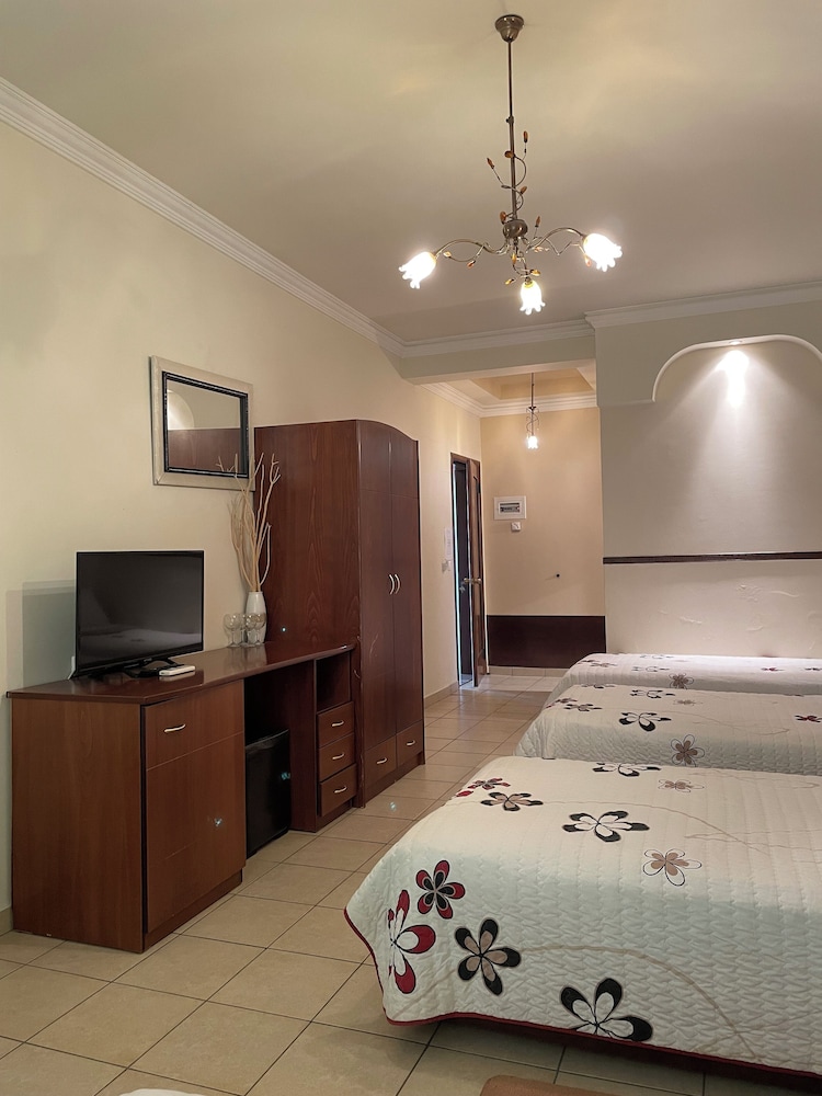 Classic Quadruple Room photo 2