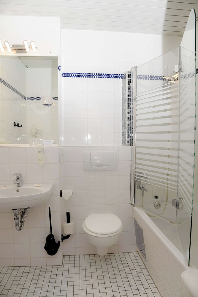Standard Room, 1 Queen Bed - Photo 3