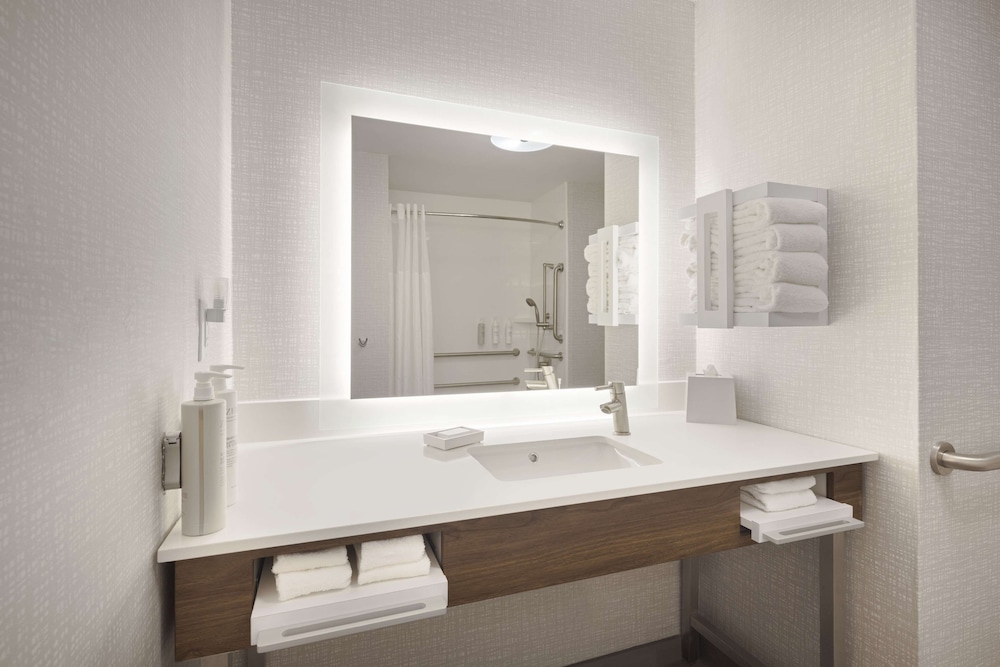 Room, 1 King Bed, Accessible, Bathtub (Mobility & Hearing) - Photo 5
