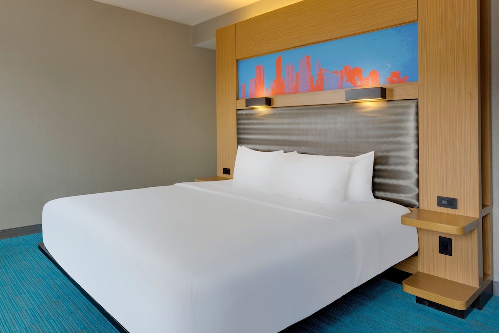 Room, 1 King Bed (Hearing Accessible) - Photo 1