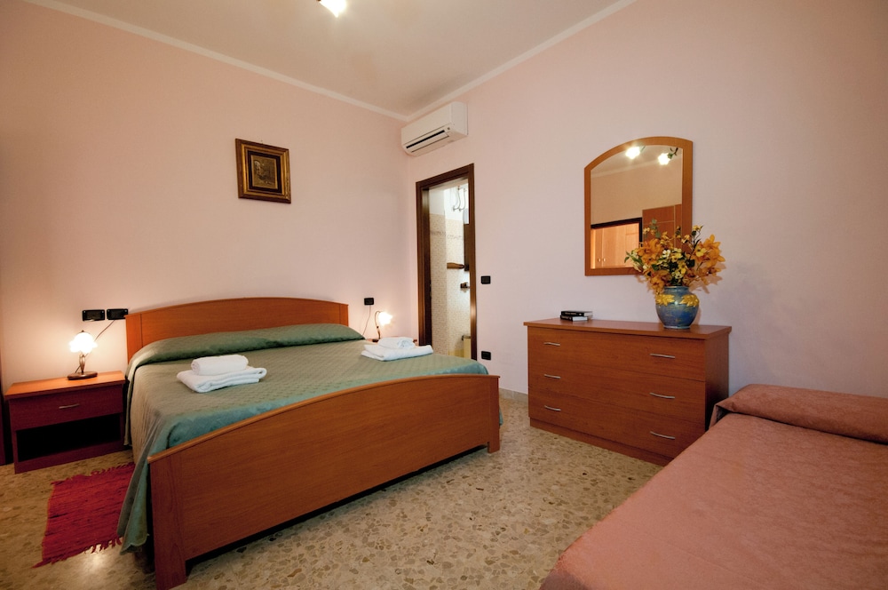 Economy Room, 1 Double Bed, Non Smoking, Courtyard Area photo 1