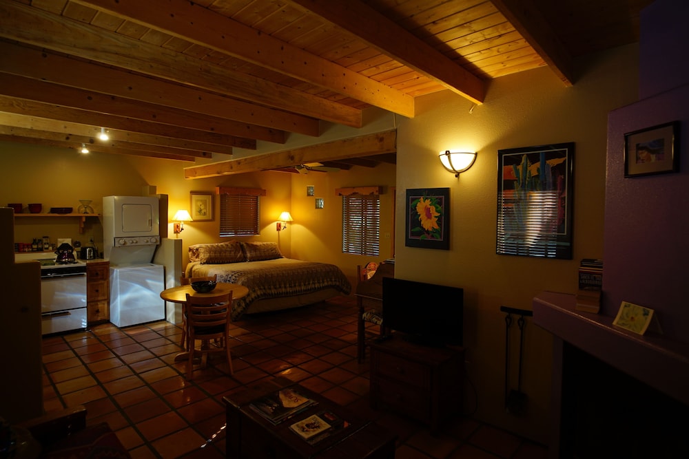 Romantic Suite, 1 King Bed, Garden View, Executive Level photo 3