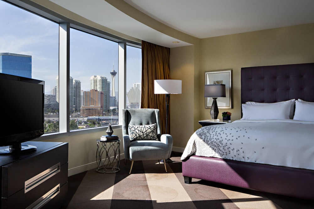 Suite, 1 King Bed - Photo 2