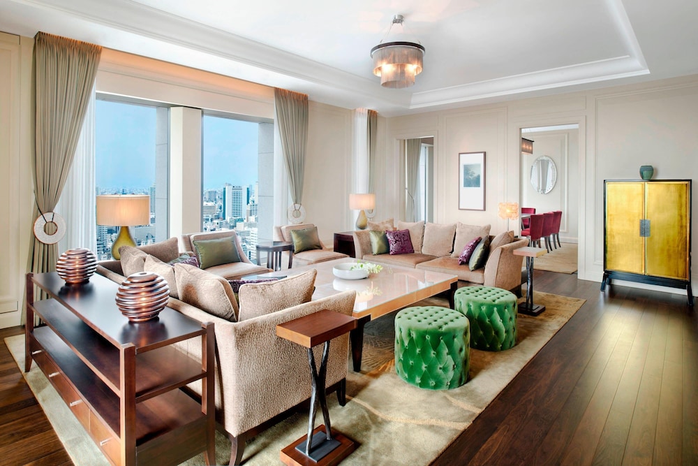 Suite, 1 King Bed, Corner (View)