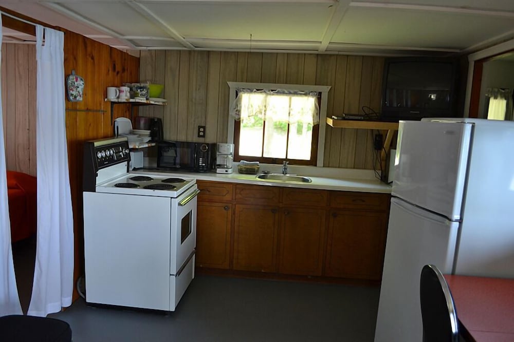 Economy Cottage, 2 Bedrooms (Cottage #1) photo 3