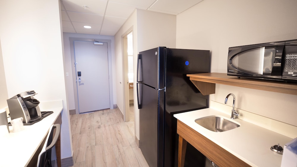 Standard Room, Multiple Beds, Accessible - Photo 3