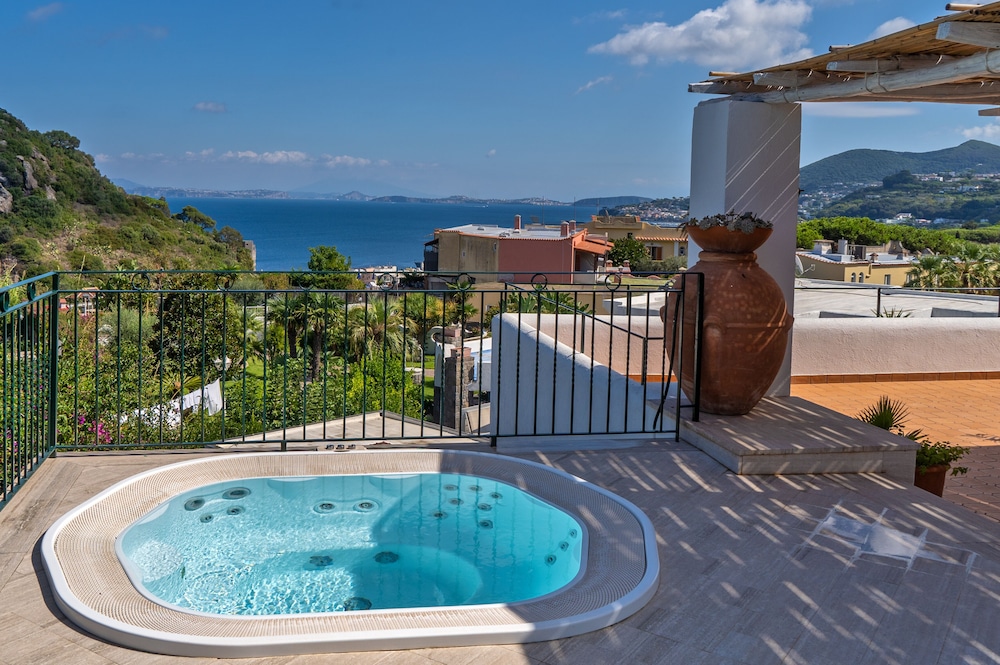 Romantic Suite, Terrace, Garden View (con Jacuzzi)