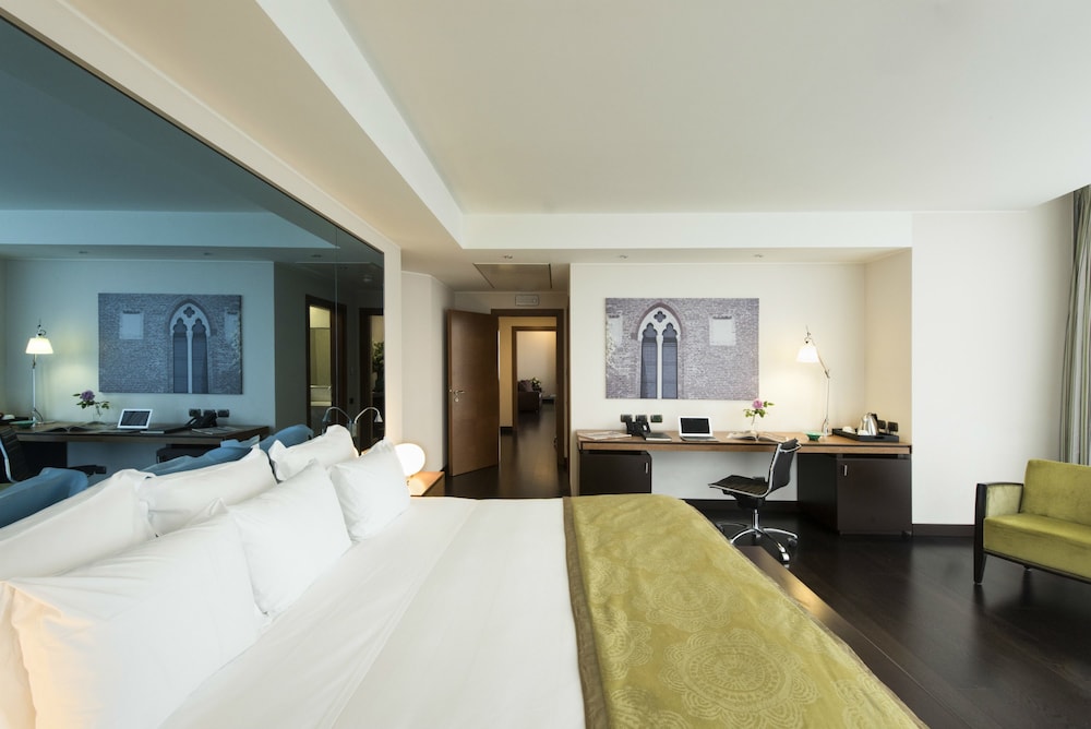 Suite, 1 King Bed, Connecting Rooms - Photo 8