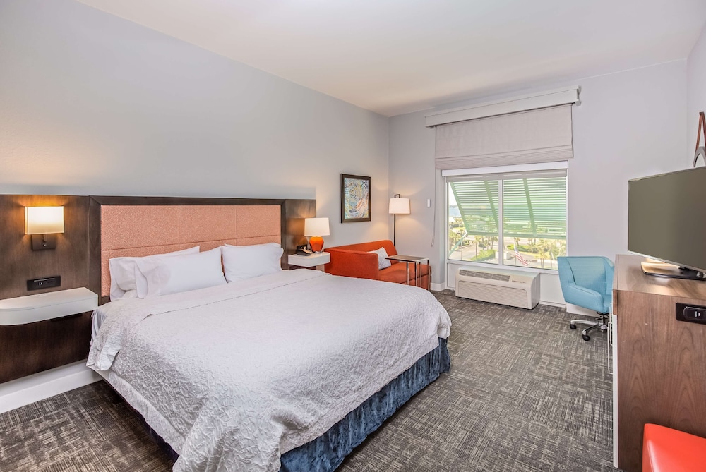 One King Bed, Acessible, Gulf View - No Balcony, Non-Smoking - Photo 1