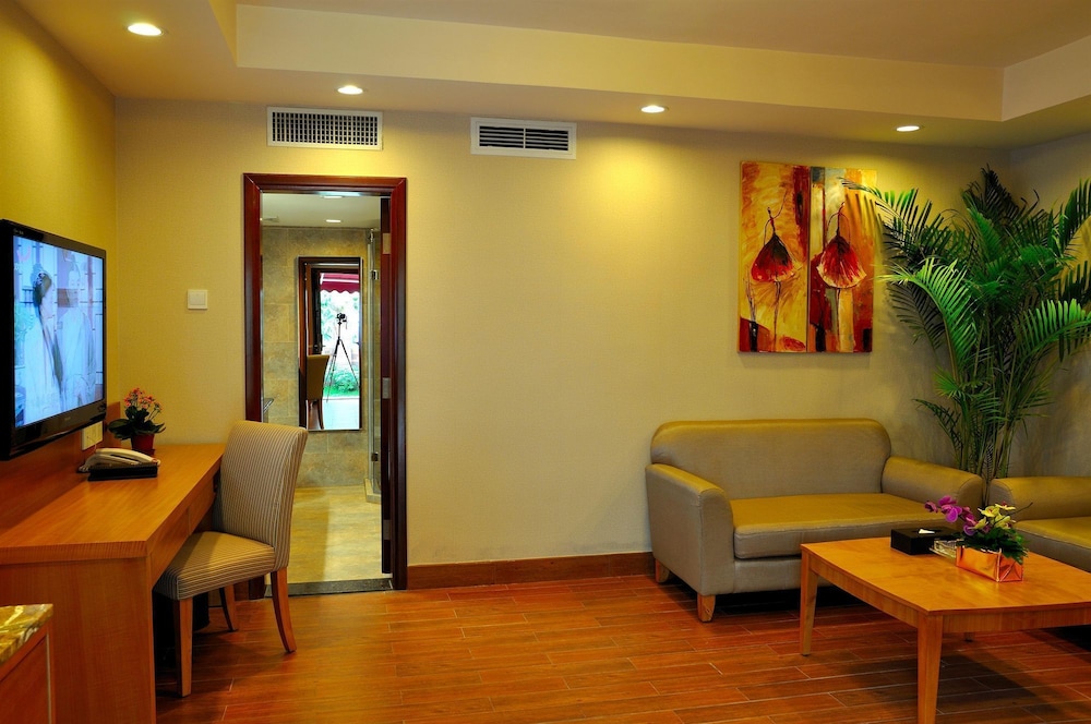 Deluxe Family Suite - Photo 4
