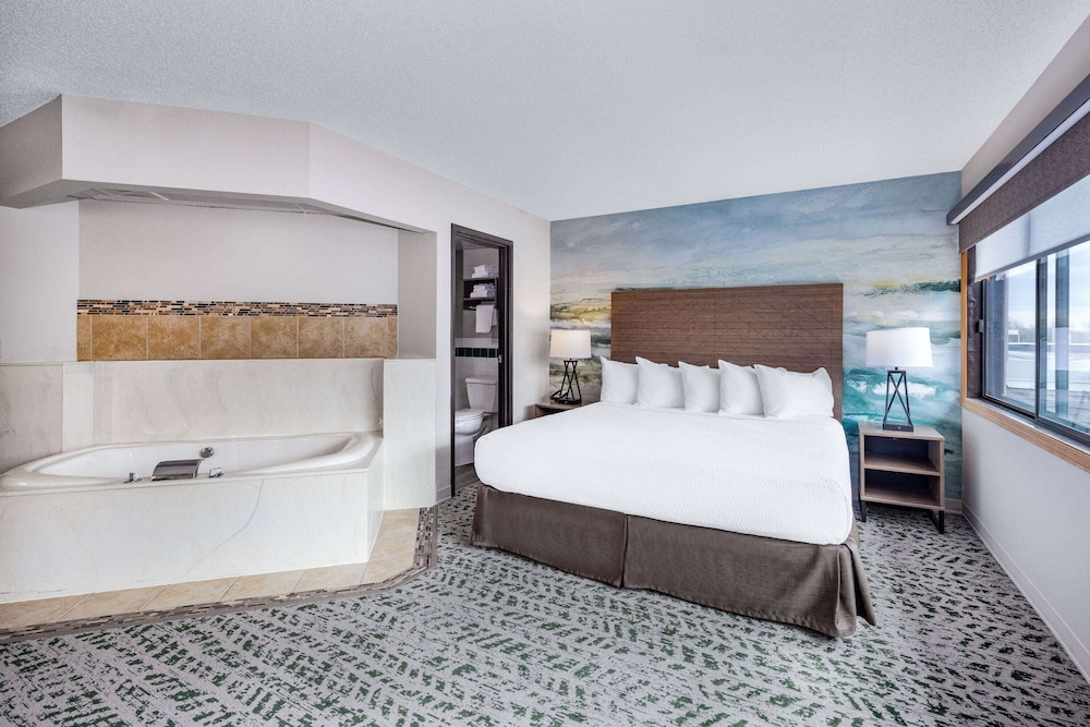 Superior Suite, 1 King Bed, Non Smoking (Second Floor, One Bedroom) photo 2