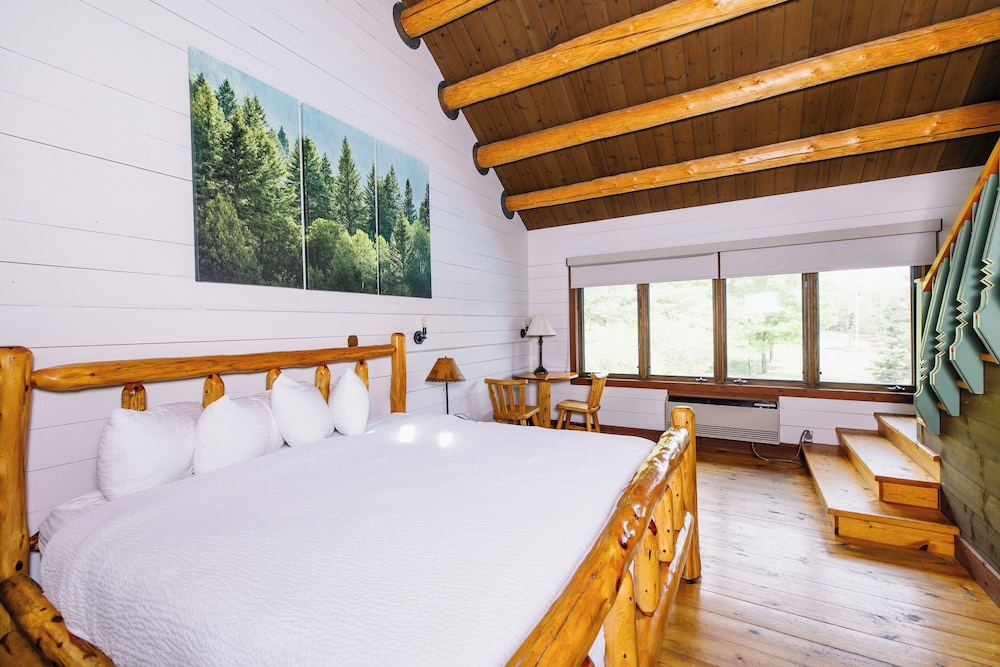 Lodge Loft Room, 1 King and 1 Queen Bed, Forest View photo 3