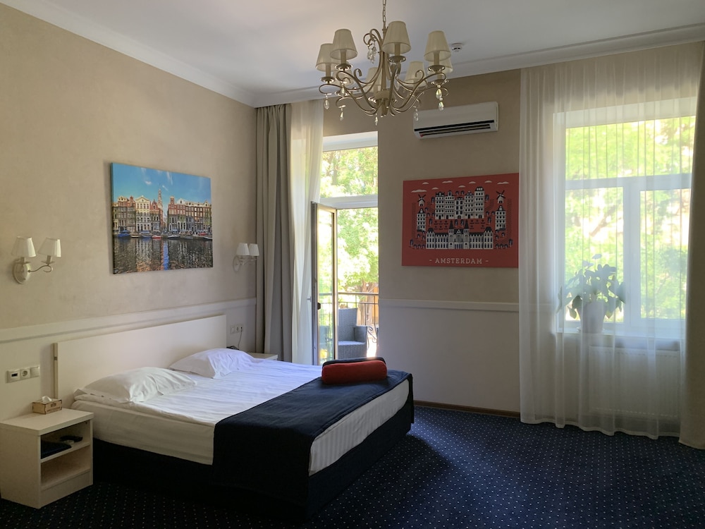 Junior Room, 1 Queen Bed