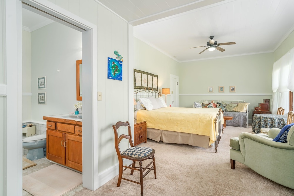 Standard Quadruple Room, Ensuite (Hawaiian Room)