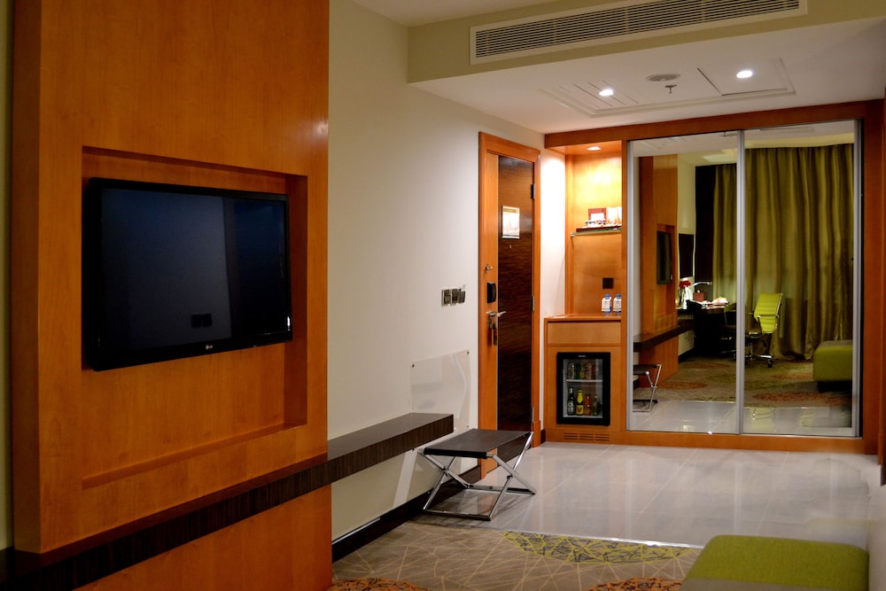 Suite, 1 Bedroom, Smoking thumbnail 5