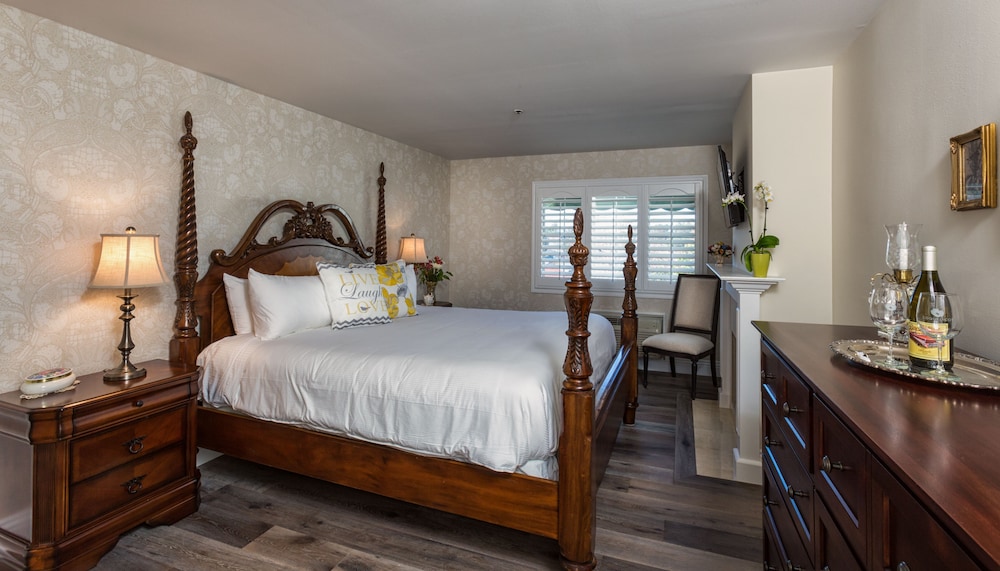 Deluxe Double Room (Room 02 - DELUXE KING)