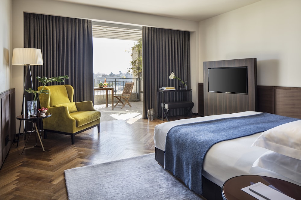 Citadel Suite with a terrace and Old City view.