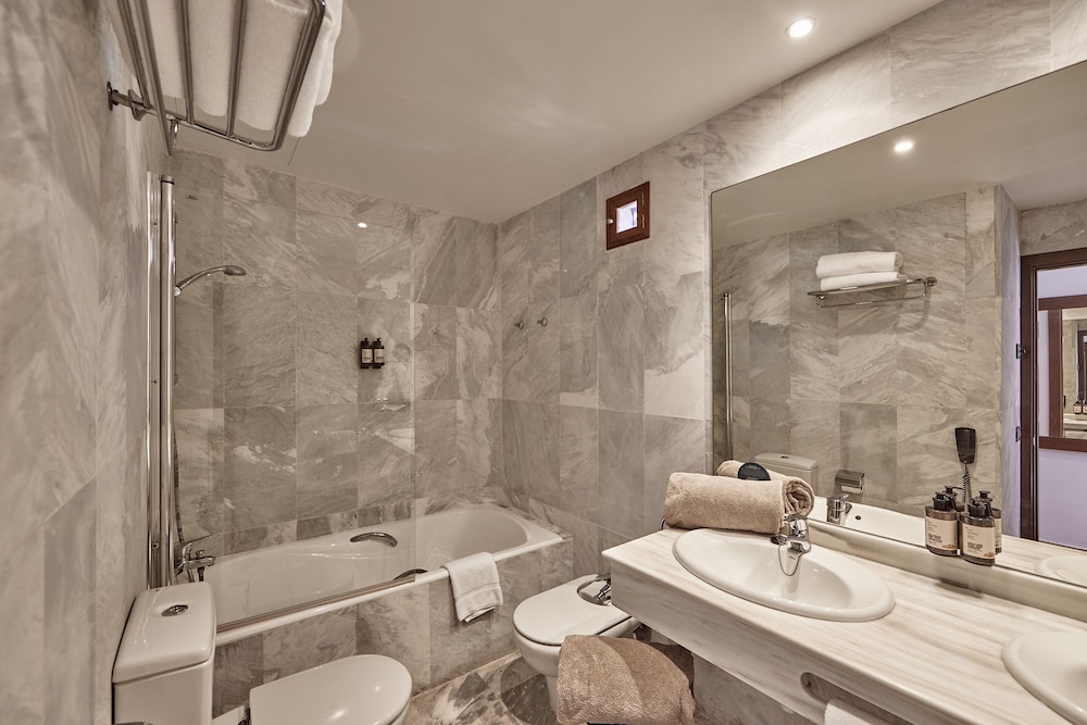 Superior Double Room (Spa access Not Included) - Photo 9