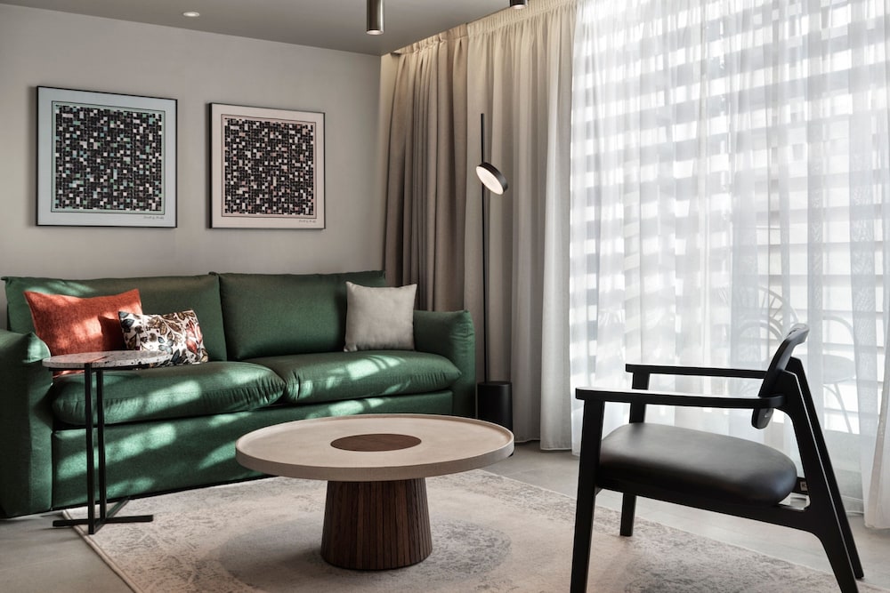 Executive Suite, 1 Bedroom, Balcony - Photo 5