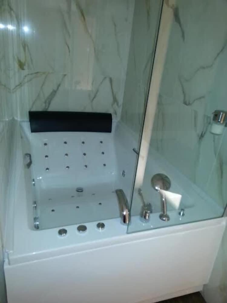 Grand Room, Jetted Tub photo 2
