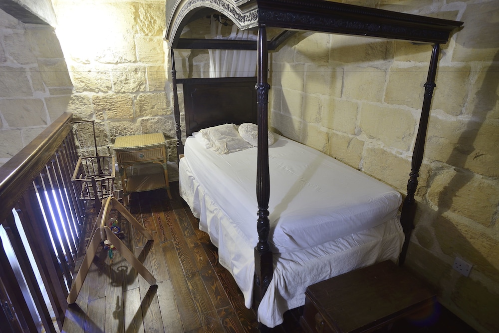 Luxury Suite, Ensuite photo 2