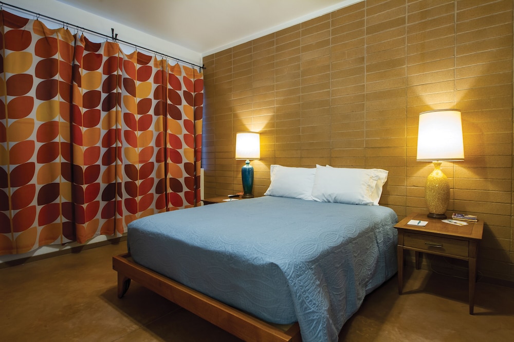 Deluxe Room, 1 Queen Bed photo 2