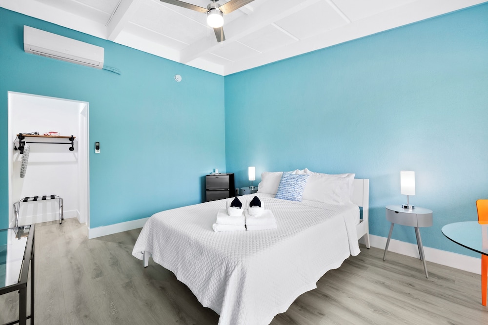 Standard Room, 1 Queen Bed, Non Smoking, Private Bathroom photo 2