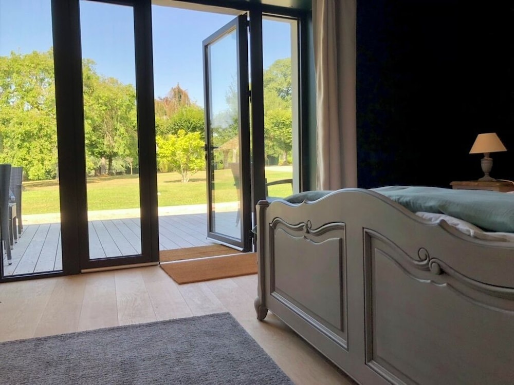 Deluxe Room, 1 Queen Bed, Private Bathroom, Garden View photo 1