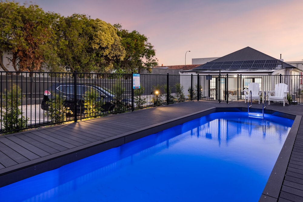 Premium Apartment, Multiple Beds, Pool View photo 3