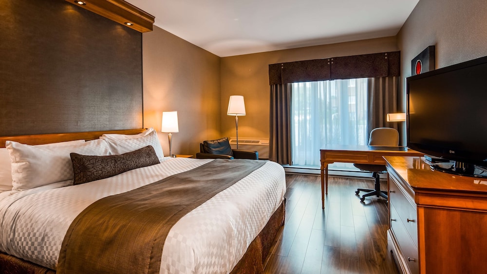 Signature Room, 1 King Bed, Non Smoking, Balcony, Refrigerator & Microwave (Larger Room) - Photo 4