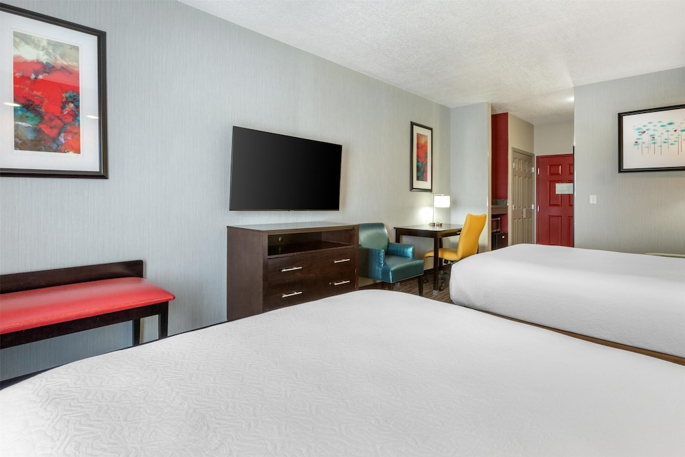 Standard Room, 2 Queen Beds, Non Smoking, Refrigerator & Microwave photo 3