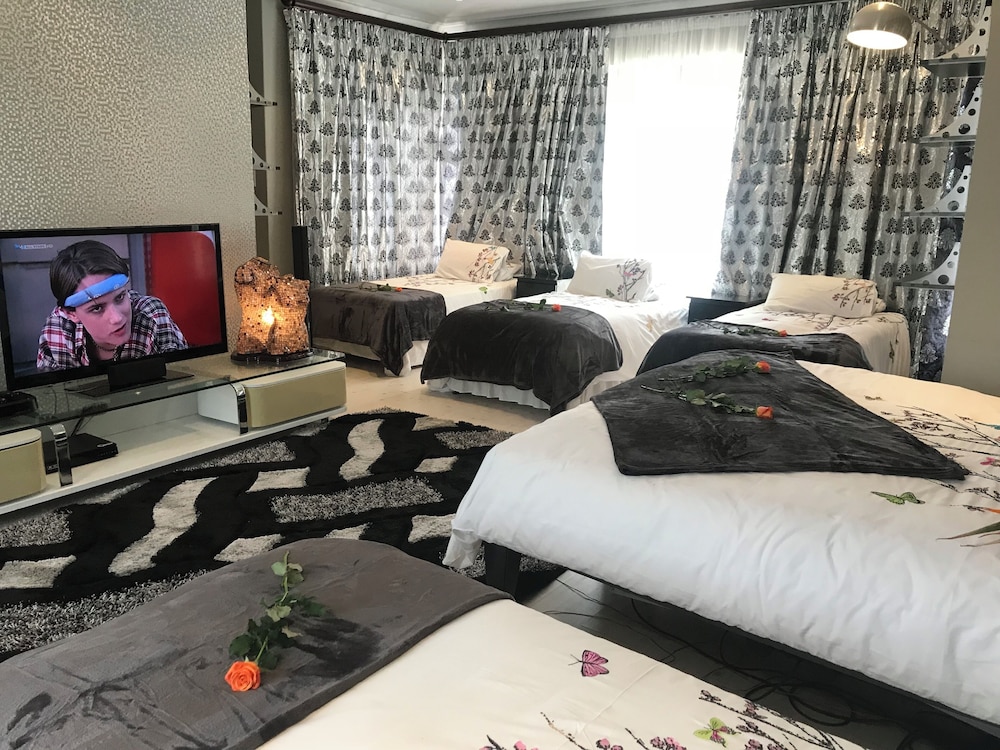 Luxury Studio Suite, 1 Bedroom, Pool View