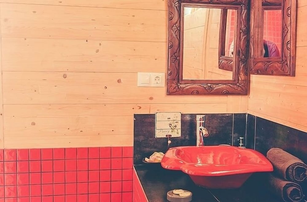 House (Red) photo 2