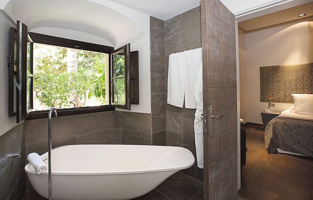 Deluxe Room, Garden View - Photo 9