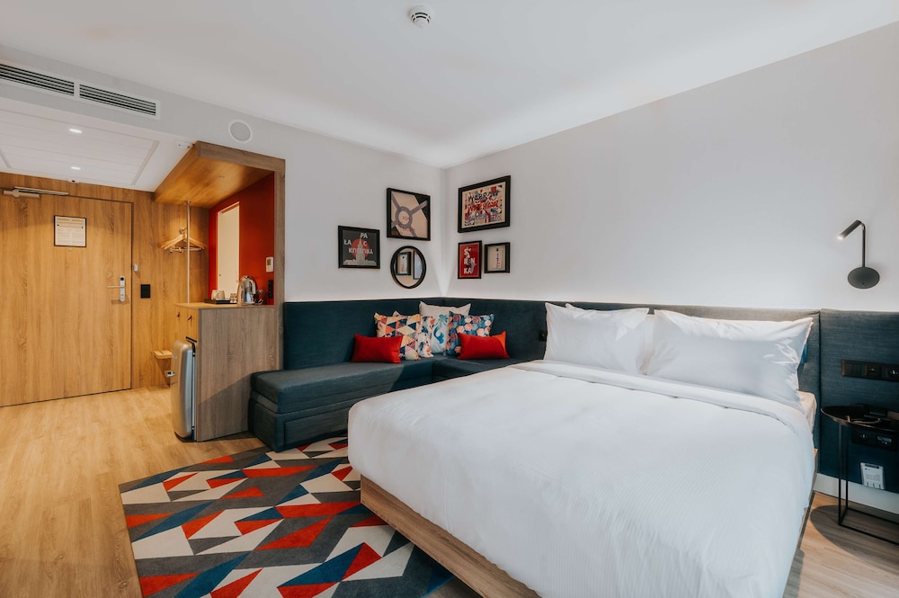 Premium Room, 1 Queen Bed with Sofa bed - Photo 10