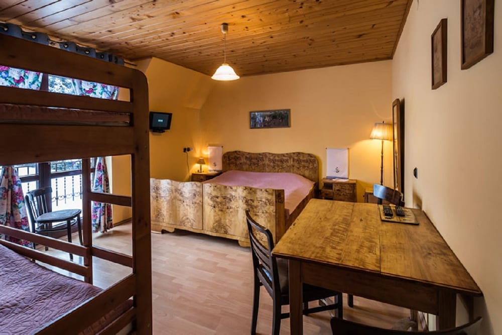 Triple Room, Multiple Beds, Non Smoking photo 3