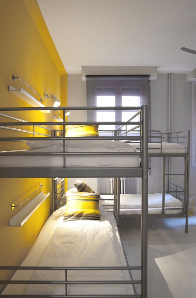 Cama en dormitorio compartido mixto para 6 personas