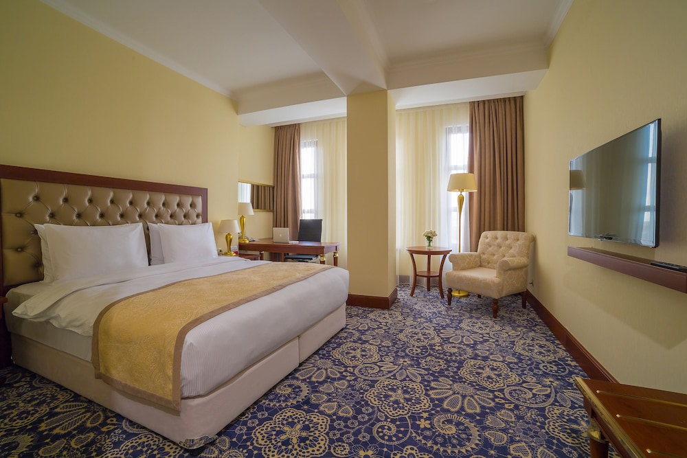 Business Room, 1 King Bed, Non Smoking (Diplomatic) photo 2