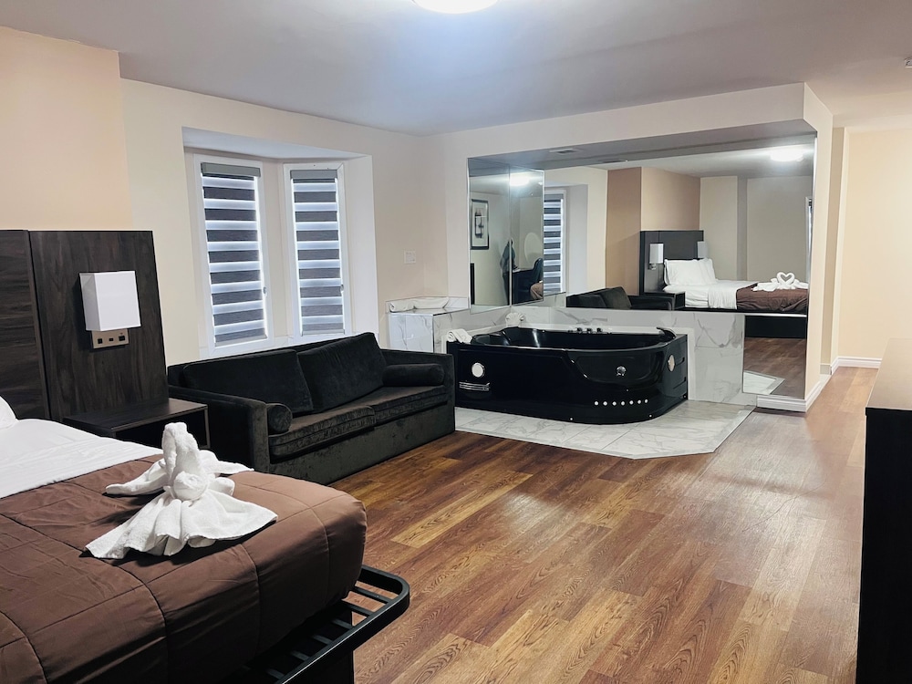 Standard Room, 1 King Bed, Jetted Tub photo 1