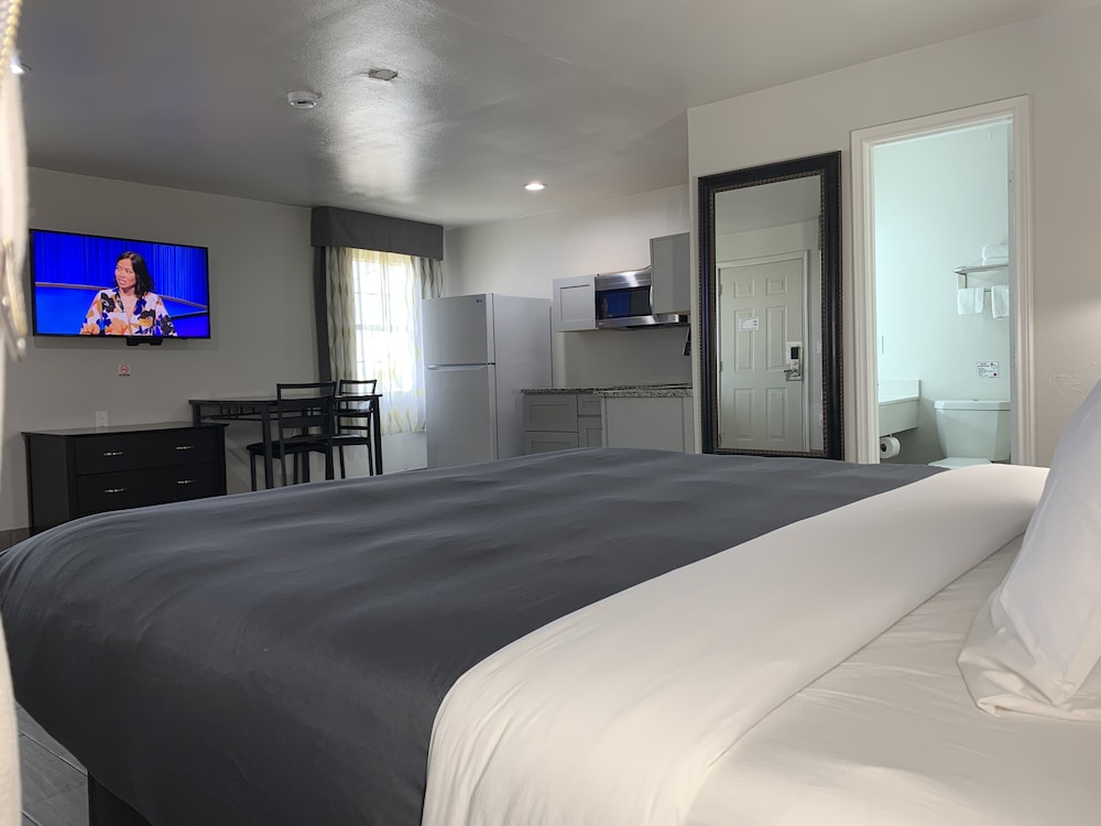 Deluxe Room, 1 King Bed, Non Smoking, Kitchenette photo 3