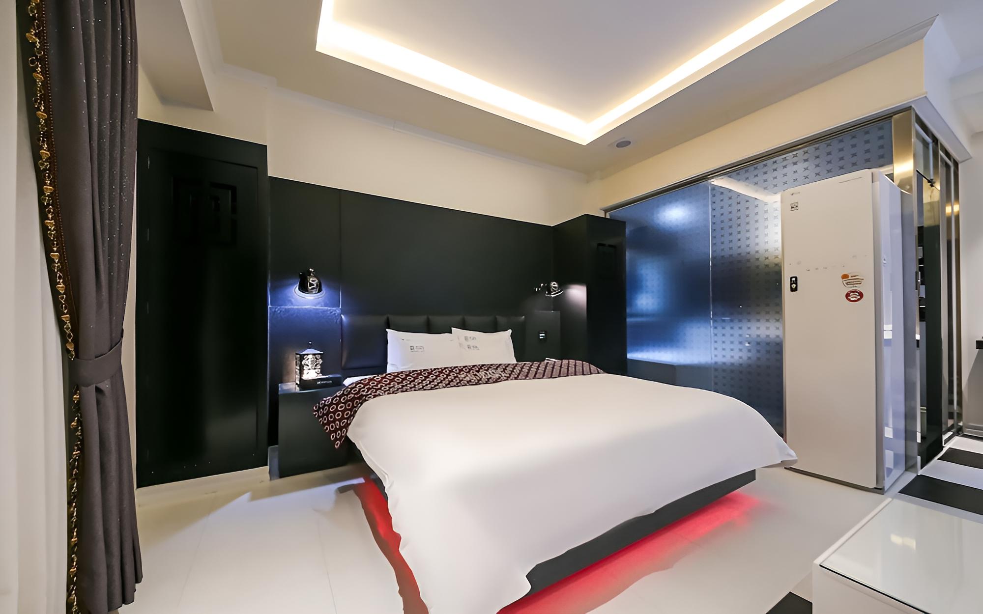 Room (Royal (assigned upon check-in styler ) - Photo 5